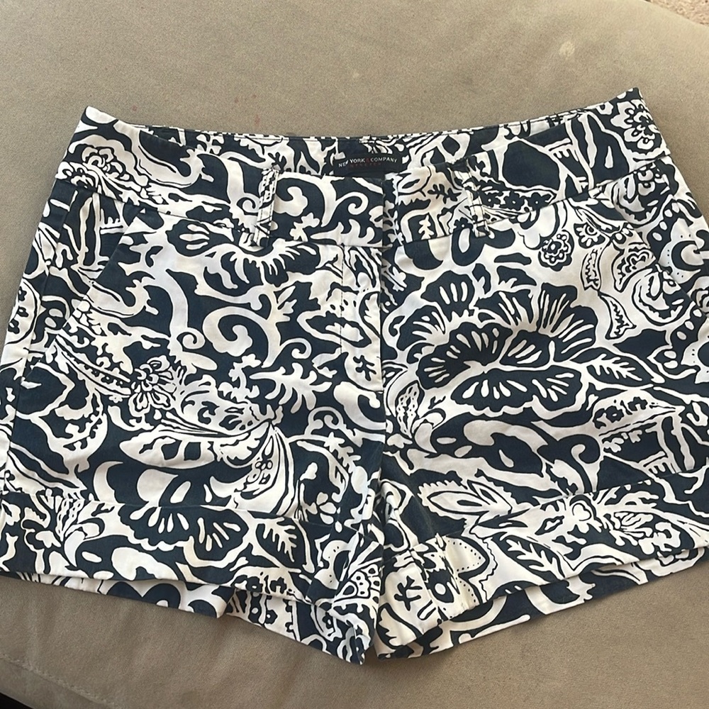 New York & Co black and white print shorts 8 97% cotton